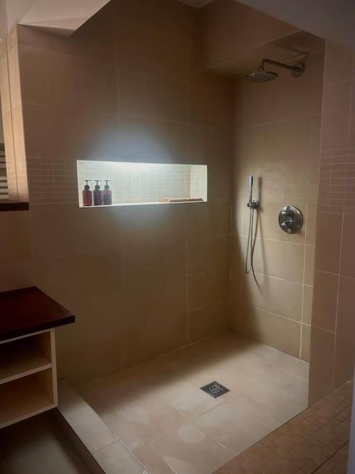 Down Town Spacious Duplex With Private Parking & Game Room Bruxelles Esterno foto