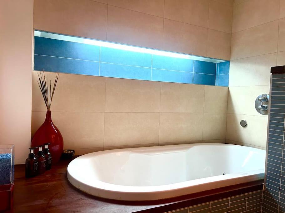 Down Town Spacious Duplex With Private Parking & Game Room Bruxelles Esterno foto