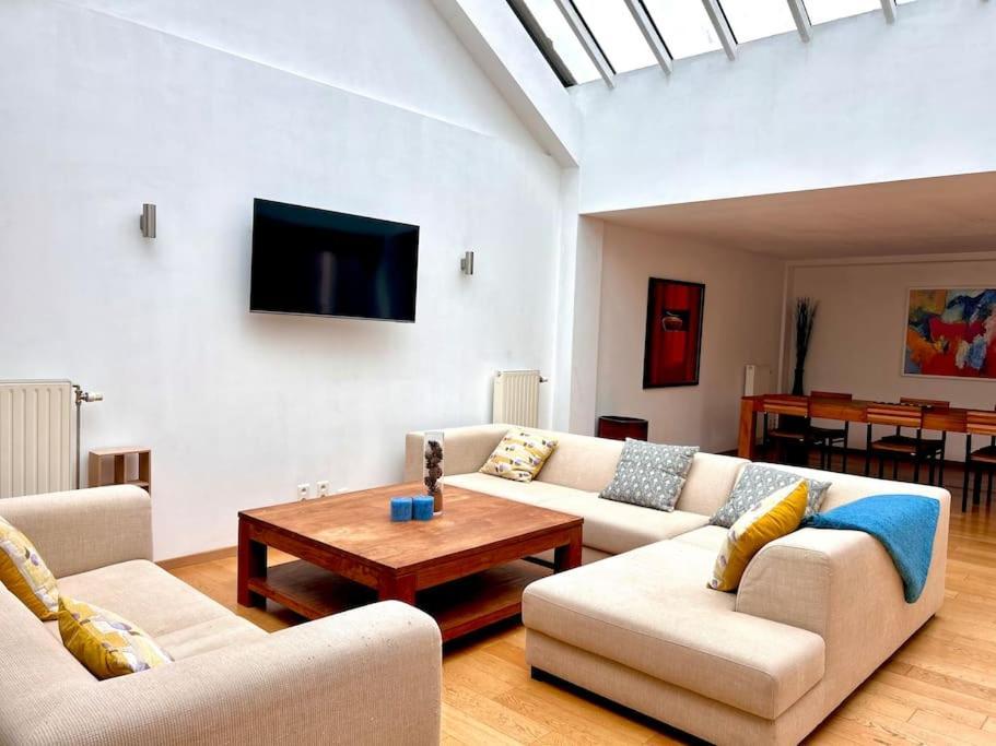 Down Town Spacious Duplex With Private Parking & Game Room Bruxelles Esterno foto