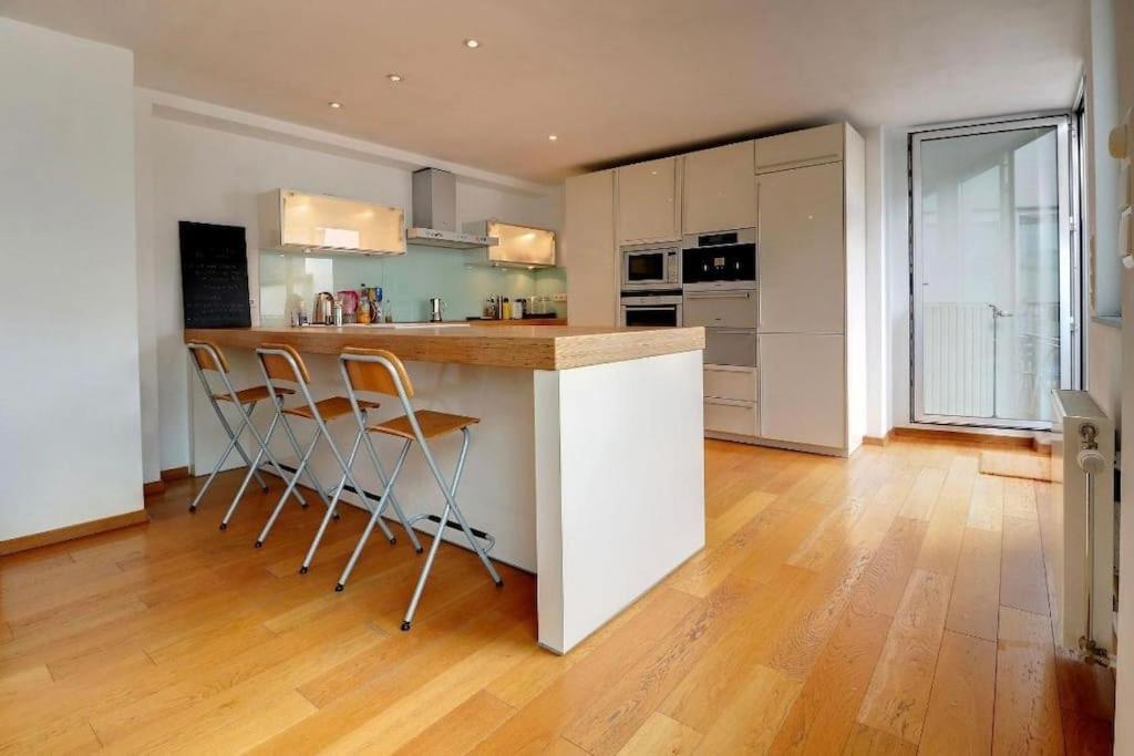 Down Town Spacious Duplex With Private Parking & Game Room Bruxelles Esterno foto